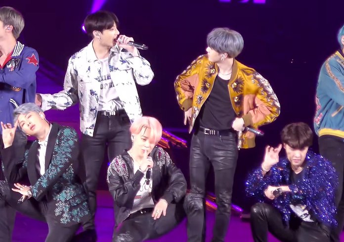 BTS_performing__DNA__during_the_Love_Yourself_concert_in_Nagoya,_13_January_2019_01