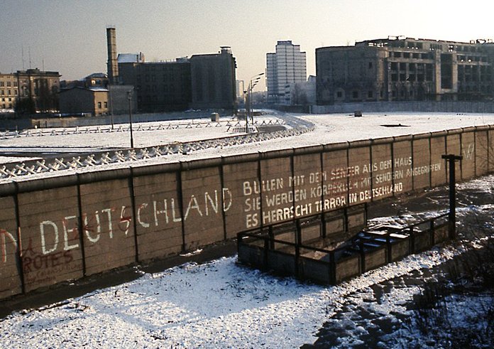 Berlin_Wall_Potsdamer_Platz_November_1975_looking_east_crop