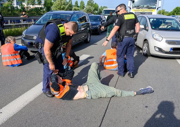 Blockade_der_A100_durch_den_Aufstand_der_Letzten_Generation,_Berlin,_29.06.2022_(52183766609)