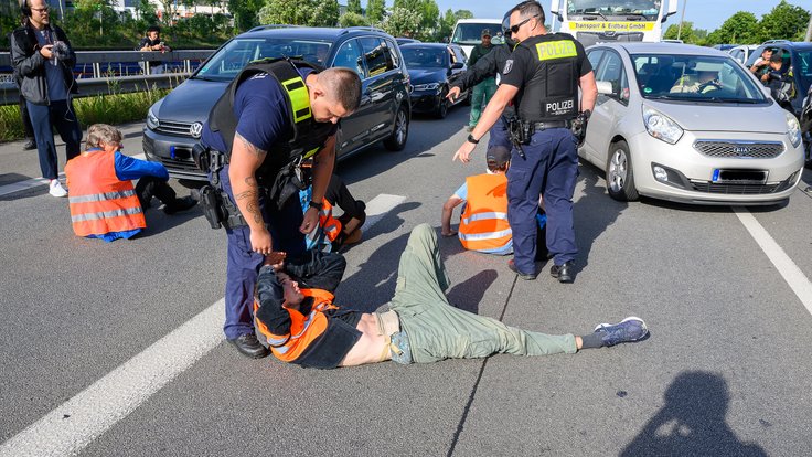 Blockade_der_A100_durch_den_Aufstand_der_Letzten_Generation,_Berlin,_29.06.2022_(52183766609)