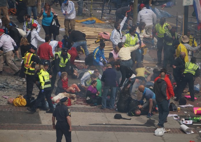 Bombový útok na Bostonském maratonu.