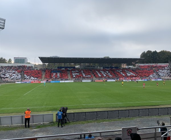 Brno,_stadion_Srbská_-_hlavní_tribuna,_choreo