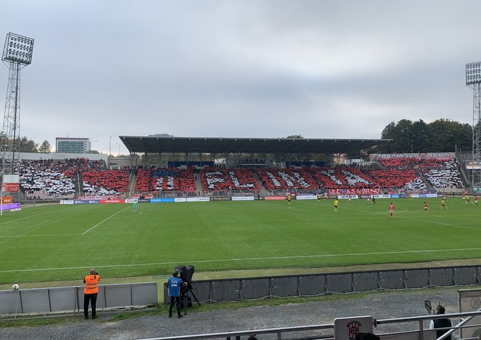 Brno,_stadion_Srbská_-_hlavní_tribuna,_choreo