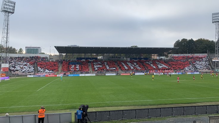 Brno,_stadion_Srbská_-_hlavní_tribuna,_choreo