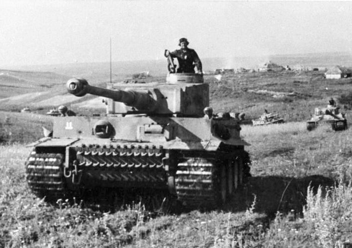 Bundesarchiv_Bild_101III-Zschaeckel-207-12,_Schlacht_um_Kursk,_Panzer_VI_(Tiger_I)