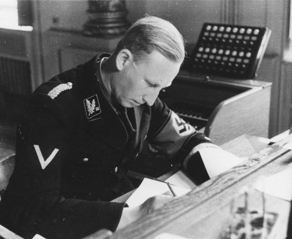 Bundesarchiv_Bild_152-50-10,_Reinhard_Heydrich