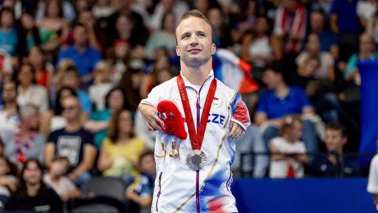 Arnošt Petráček slaví bronz z paralympiády.