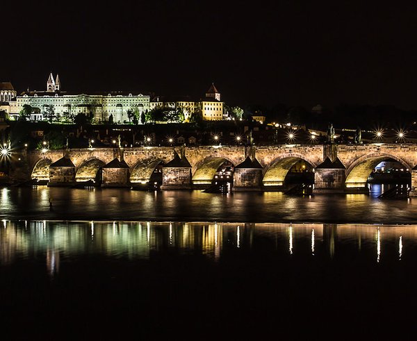 Charles_Bridge_at_night_-_Prague_01