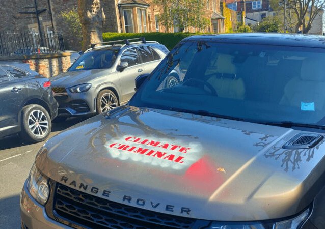 Climate-criminal-SUV-tagged-in-Clifton-photo-by-Reddit-e1682070184103-800x450.jpg