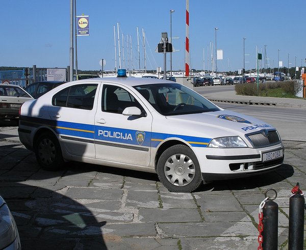 Croatian_police_car_(01)
