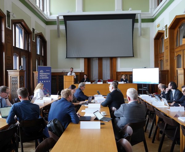 Výbor pro umělou inteligenci při ministerstvu průmyslu a obchodu projednal klíčové kroky k implementaci evropského AI Actu.