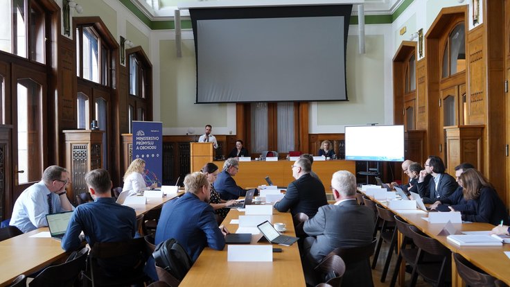 Výbor pro umělou inteligenci při ministerstvu průmyslu a obchodu projednal klíčové kroky k implementaci evropského AI Actu.