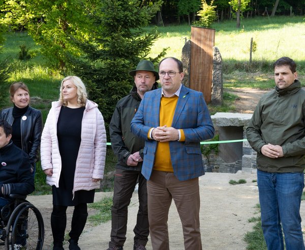 Státní podnik Lesy ČR spustil nový program s názvem Lesy bez bariér, který má zpřístupnit lesní cesty lidem na invalidním vozíku, seniorům s omezenou pohyblivostí i rodičům s kočárky.