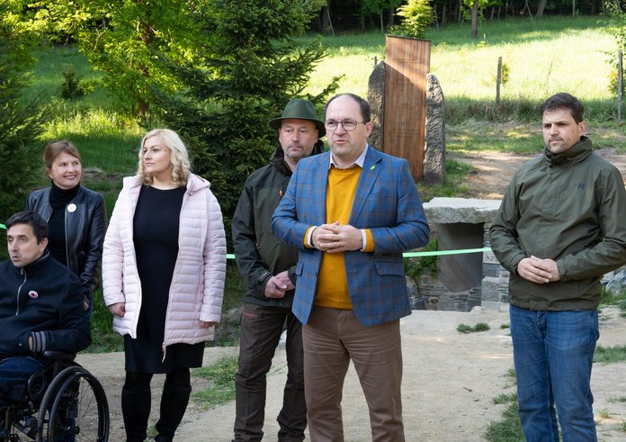 Státní podnik Lesy ČR spustil nový program s názvem Lesy bez bariér, který má zpřístupnit lesní cesty lidem na invalidním vozíku, seniorům s omezenou pohyblivostí i rodičům s kočárky.
