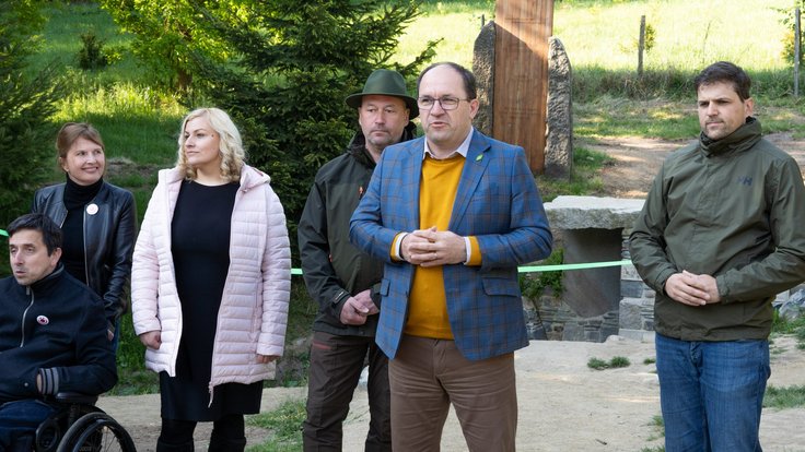 Státní podnik Lesy ČR spustil nový program s názvem Lesy bez bariér, který má zpřístupnit lesní cesty lidem na invalidním vozíku, seniorům s omezenou pohyblivostí i rodičům s kočárky.