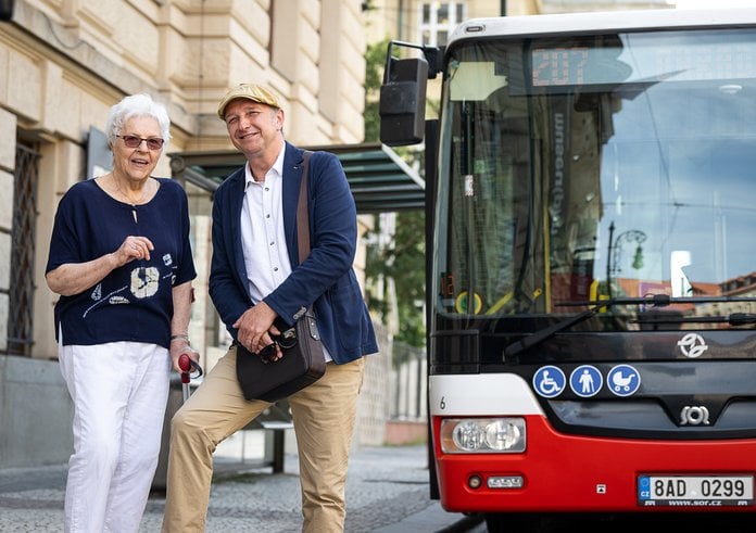 Dřívější hlas pražské MHD Dagmar Hazdrová a nový hlas, herec Jan Vondráček.