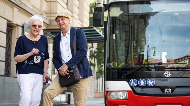 Dřívější hlas pražské MHD Dagmar Hazdrová a nový hlas, herec Jan Vondráček.