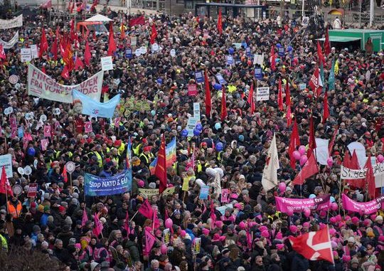 Dánové protestují proti zrušení státního svátku