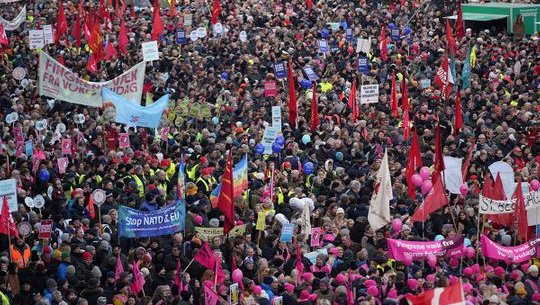 Dánové protestují proti zrušení státního svátku