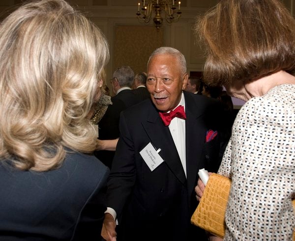 David Dinkins byl v roce 1989 zvolen prvním afroamerickým starostou New Yorku.