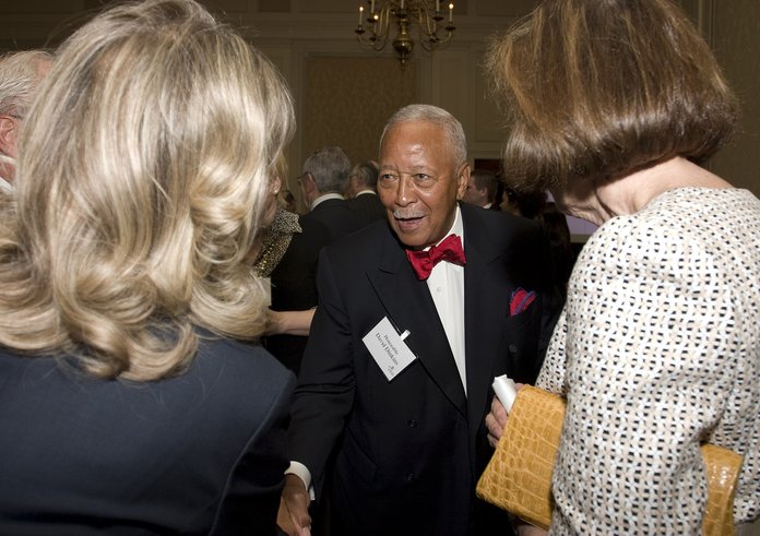 David Dinkins byl v roce 1989 zvolen prvním afroamerickým starostou New Yorku.