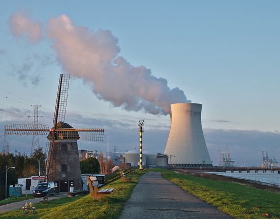 De_Molen_(windmill)_and_the_nuclear_power_plant_cooling_tower_in_Doel,_Belgium_(DSCF3859)
