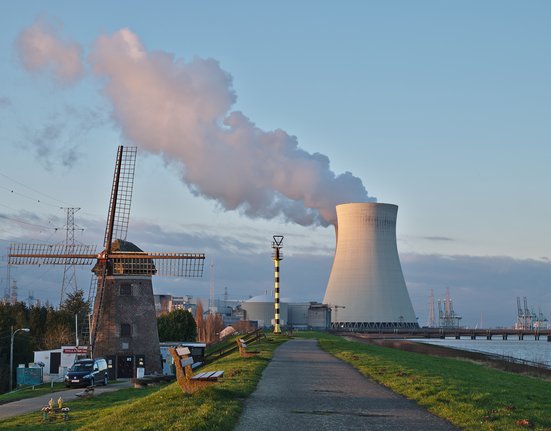 De_Molen_(windmill)_and_the_nuclear_power_plant_cooling_tower_in_Doel,_Belgium_(DSCF3859)