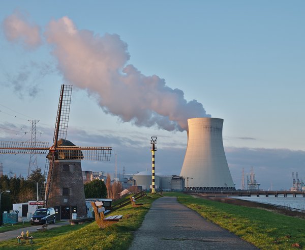 De_Molen_(windmill)_and_the_nuclear_power_plant_cooling_tower_in_Doel,_Belgium_(DSCF3859)