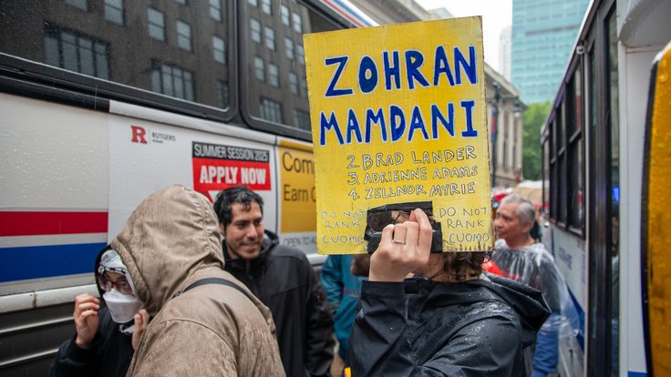 Demonstrators_in_No_Kings_Parade_17