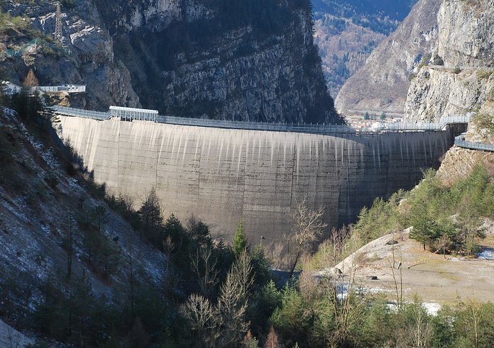 Diga_del_Vajont_(PN)_Il_bacino_vuoto._23_Febbraio_2014_-_panoramio