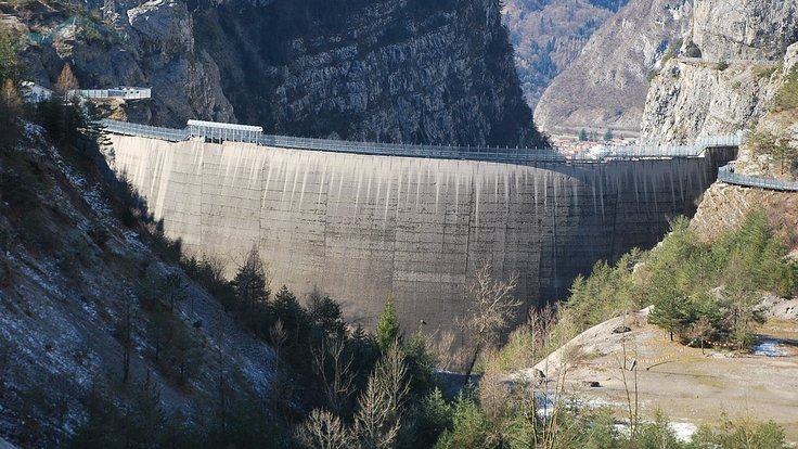 Diga_del_Vajont_(PN)_Il_bacino_vuoto._23_Febbraio_2014_-_panoramio