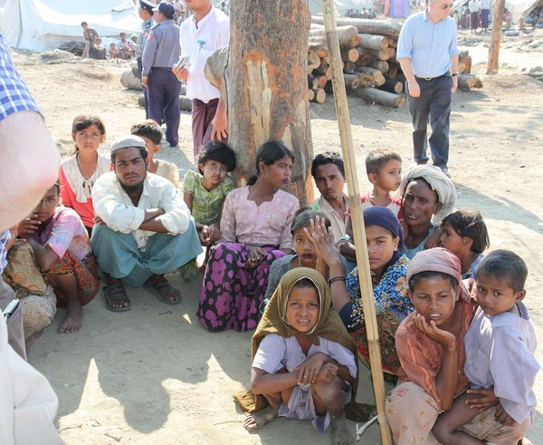 Displaced_Rohingya_people_in_Rakhine_State_(8280610831)