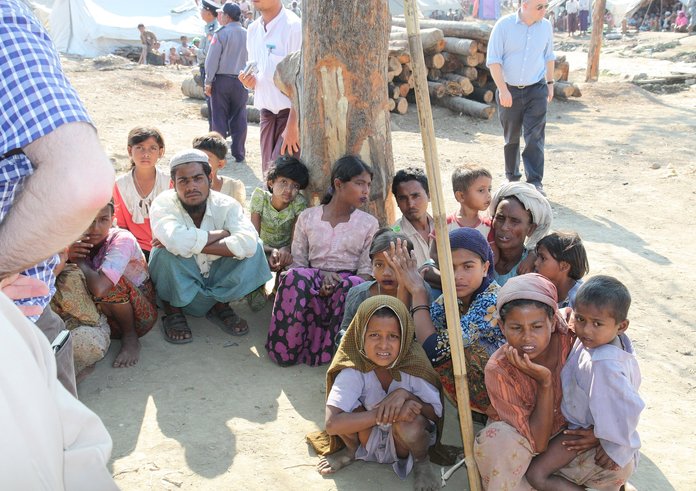 Displaced_Rohingya_people_in_Rakhine_State_(8280610831)