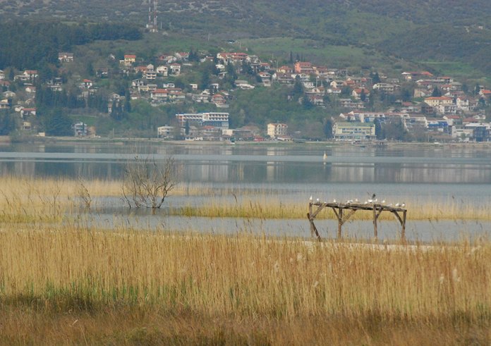 Jezero Doiran, které tvoří hranici mezi Řeckem a Severní Makedonií.