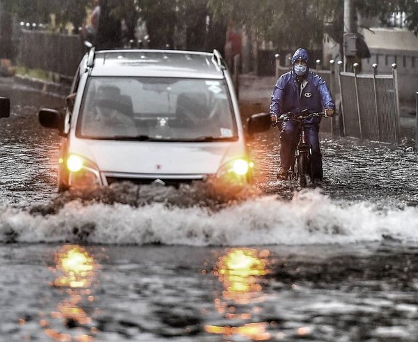 Driving-during-flood-179714-pixahive