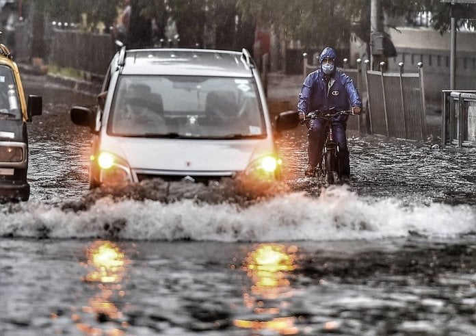 Driving-during-flood-179714-pixahive