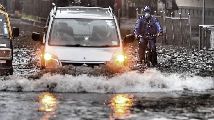 Driving-during-flood-179714-pixahive