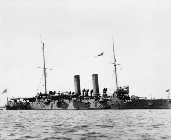 Britský křižník HMS Hawke