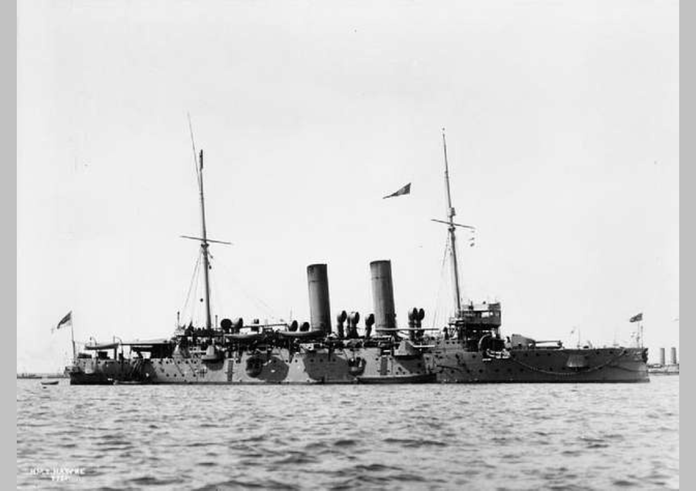 Britský křižník HMS Hawke