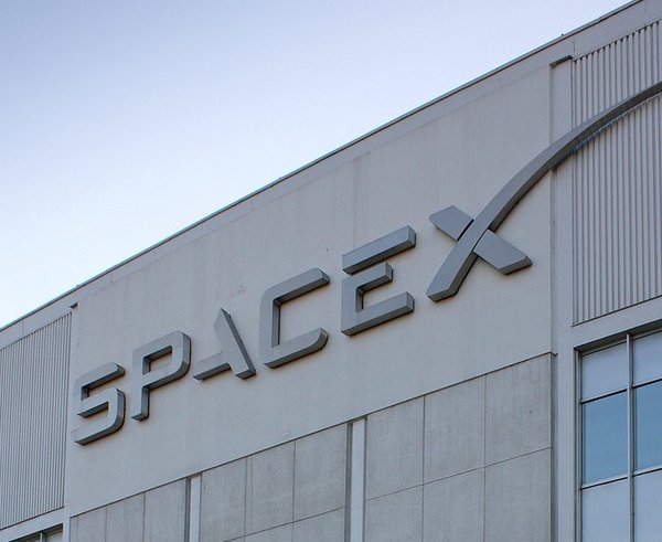 Entrance_to_SpaceX_headquarters