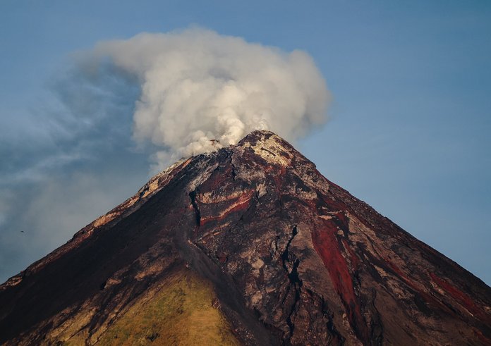 Erickson_Banzuela_Balderama_-_Mayon_Volcano_Up-close