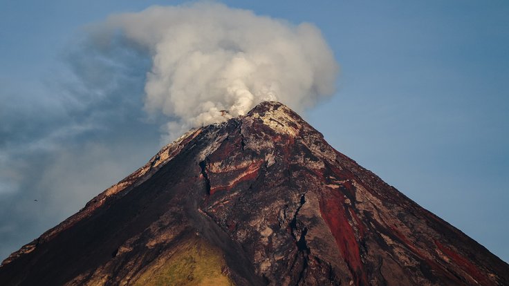 Erickson_Banzuela_Balderama_-_Mayon_Volcano_Up-close