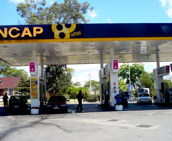 Estación_de_Servicio_ANCAP_Calle_Avenida_General_Rivera_esquina_Avenida_Bolivia_-_panoramio_(1)