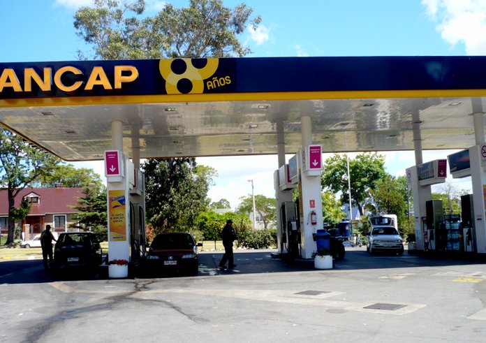 Estación_de_Servicio_ANCAP_Calle_Avenida_General_Rivera_esquina_Avenida_Bolivia_-_panoramio_(1)