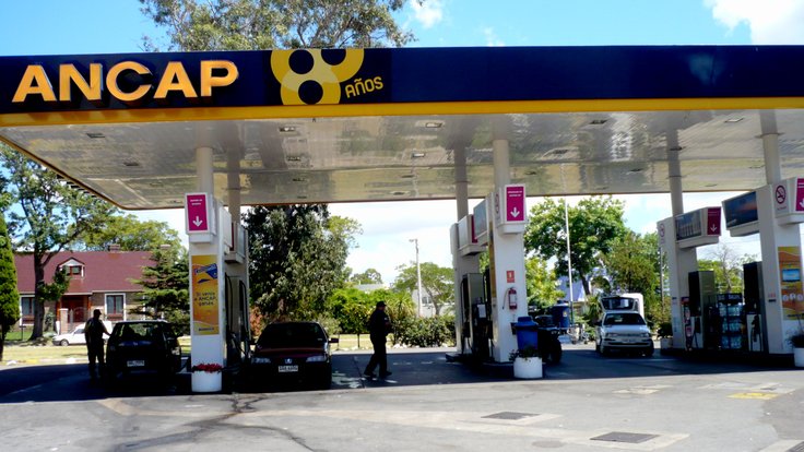 Estación_de_Servicio_ANCAP_Calle_Avenida_General_Rivera_esquina_Avenida_Bolivia_-_panoramio_(1)