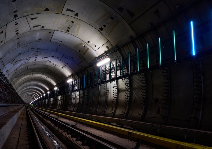 Instalace LED panelů v tunelu pražského metra