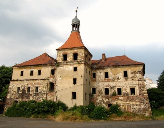 Zchátralá podoba zámku Mirošovice před rekonstrukcí