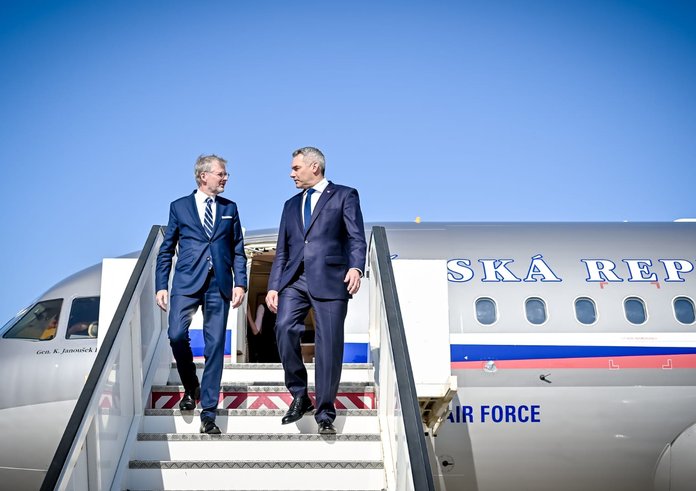 Premiér Petr Fiala s rakouským kancléřem Karlem Nehammerem po přistání v Izraeli.