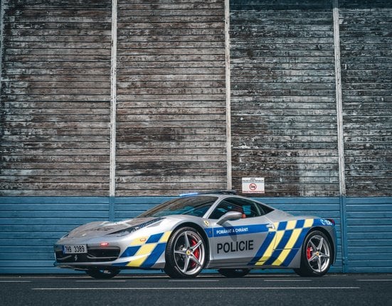 policejní ferrari