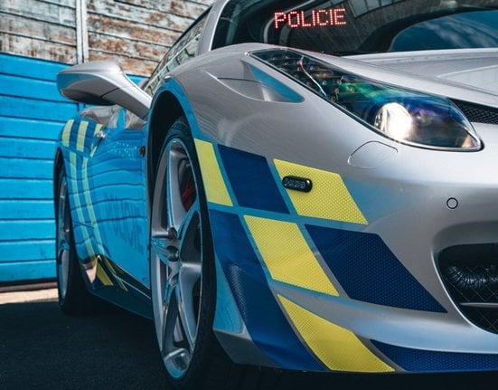 policejní ferrari